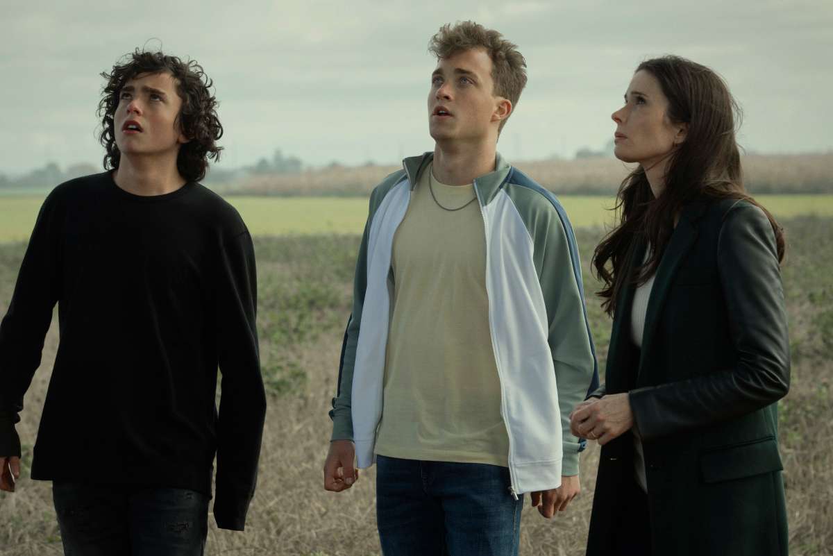 Elizabeth Tulloch as Lois, Jordan Elsass as Jonathan Kent, and Alex Garfin as Jordan Kent