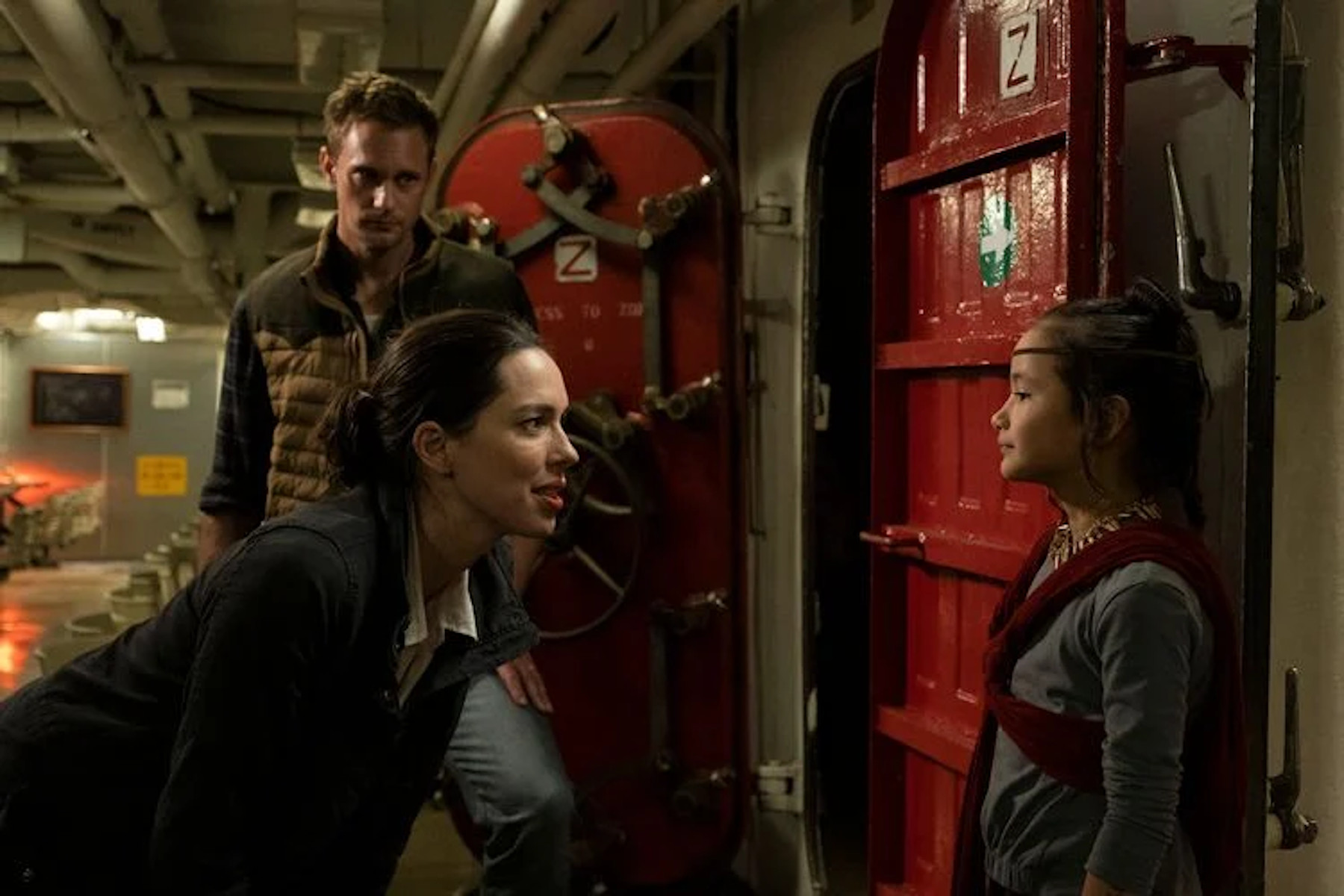 Nathan Lind (Alexander Skarsgård), Ilene Andrews (Rebecca Hall), and Jia (Kaylee Hottle)